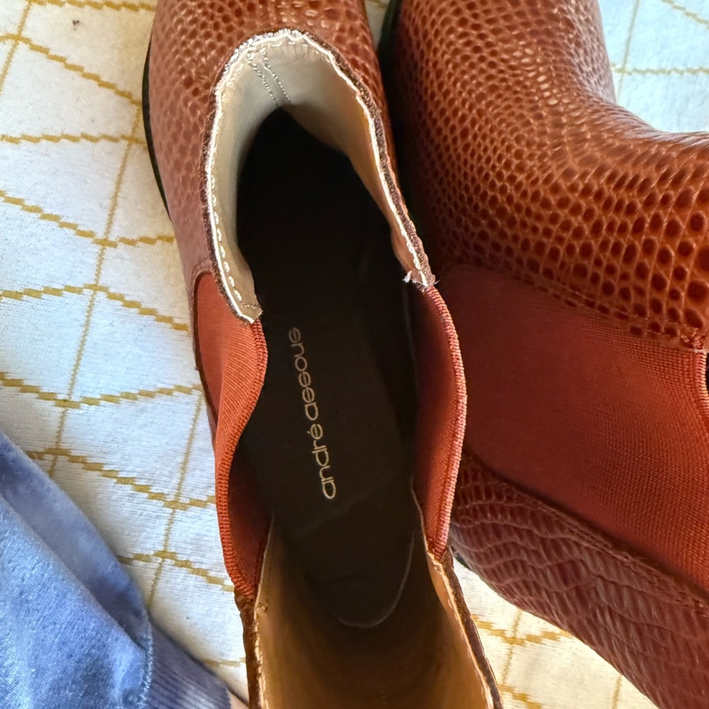 Andre Assous Textured Lug Sole Ankle Boots Peggy Chelsea Booties New 8.5 - Picture 6 of 7